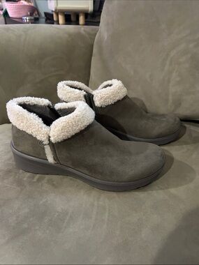 Cozy Olive Green Suede Ankle Boot with Sherpa Collar - Women